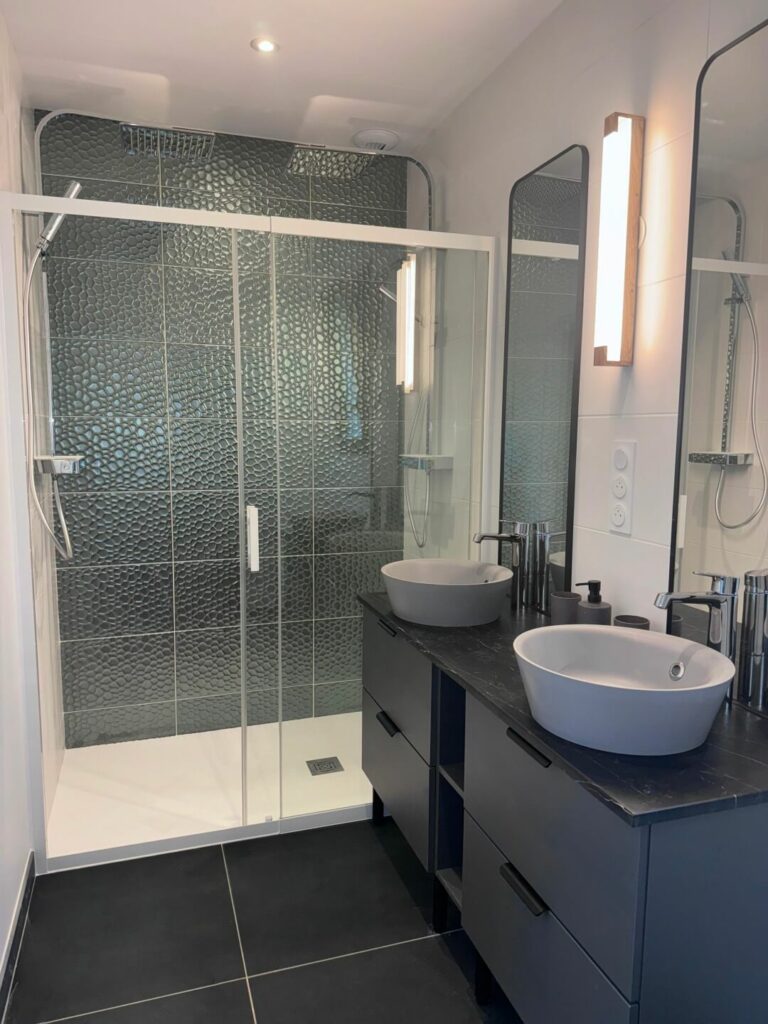 Salle de bain avec meubles gris et douche