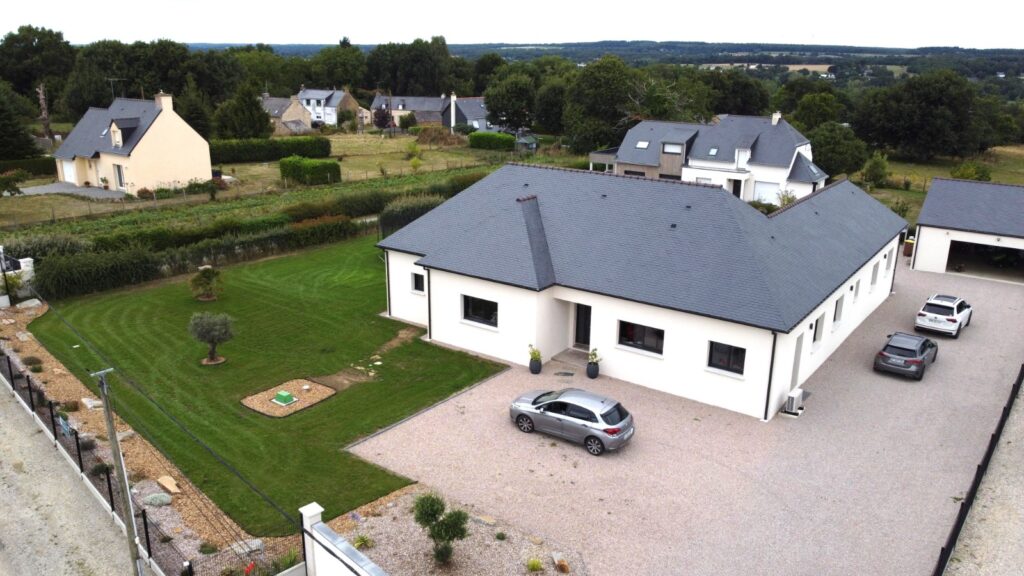 Plans de maison individuelle moderne conçus par Urbanevo, maître d’œuvre local, avec une architecture contemporaine et fonctionnelle.