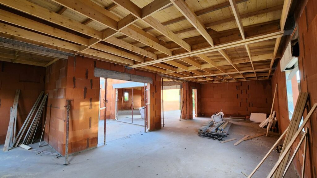 Pièce en chantiera vec menuiseries intérieures et cloisons sèches. travaux réalisés par Urbanevo dans le cadre d'une éco-construction.